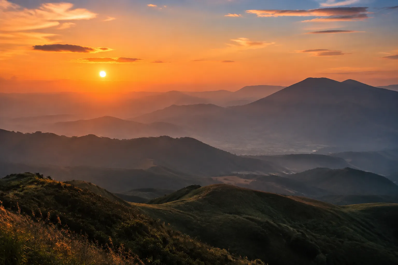 夕暮れの大分の山々の風景