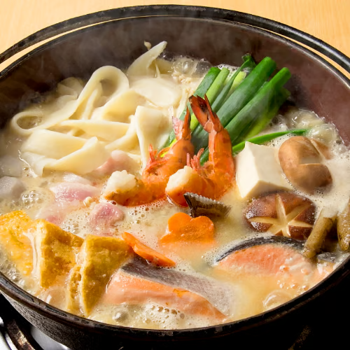 箸でやせうまを持ち上げて食べる様子